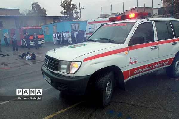 مانور پدافند غیرعامل در صبحگاه مشترک دانش‌آموزی