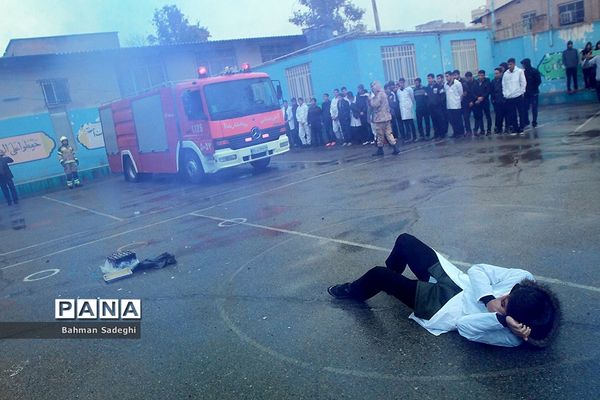 مانور پدافند غیرعامل در صبحگاه مشترک دانش‌آموزی