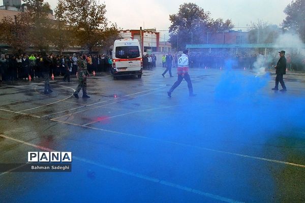 مانور پدافند غیرعامل در صبحگاه مشترک دانش‌آموزی