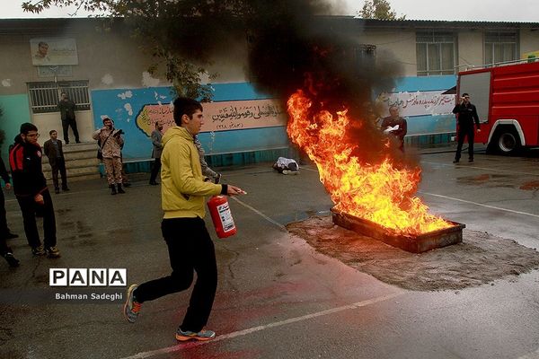 مانور پدافند غیرعامل در صبحگاه مشترک دانش‌آموزی