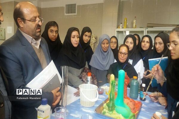 بازدید مسئولان آموزش و پرورش ملارد ازآزمایشگاه دبیرستان شهدای اقتدار