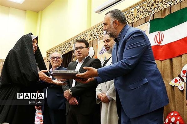 آغاز هفته کتاب ایران در دبستان طالبیان مقدم کاشان