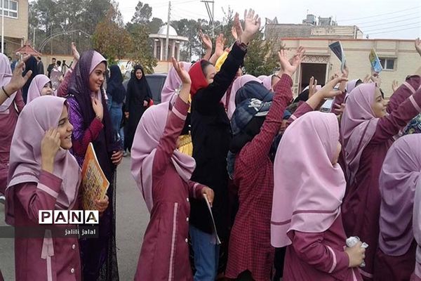 آغاز هفته کتاب ایران در دبستان طالبیان مقدم کاشان