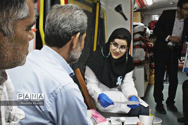 استقرار اتوبوس ارائه خدمات رایگان بهداشتی به‌مناسبت هفته ملی دیابت در پارک آزادگان بیرجند
