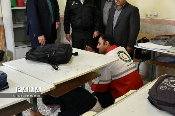 مانور زلزله در مدرسه طلیعه انقلاب بابلسر