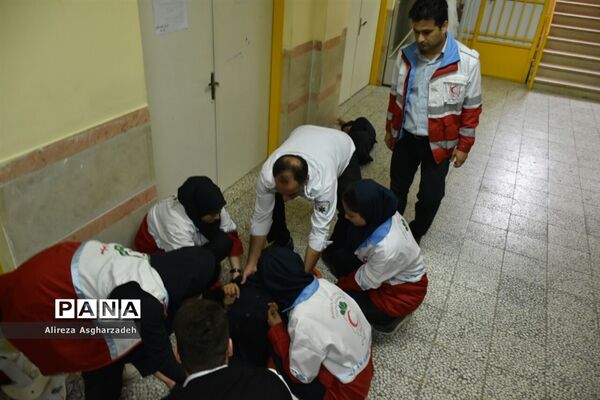 مانور زلزله در مدرسه طلیعه انقلاب بابلسر