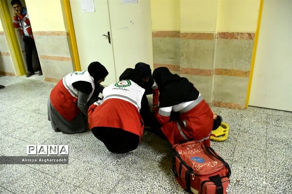 مانور زلزله در مدرسه طلیعه انقلاب بابلسر