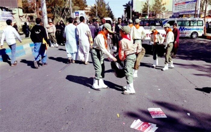 نمایش دوستی با طبیعت دانش آموزان پیشتاز در پاکسازی مسیر راهپیمایی ۱۳ آبان