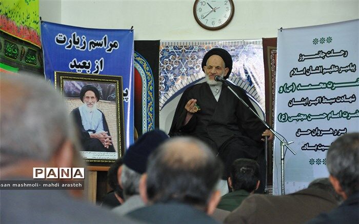 اگر دست پدر را رها کنیم دشمنان ما را خواهند خورد.
