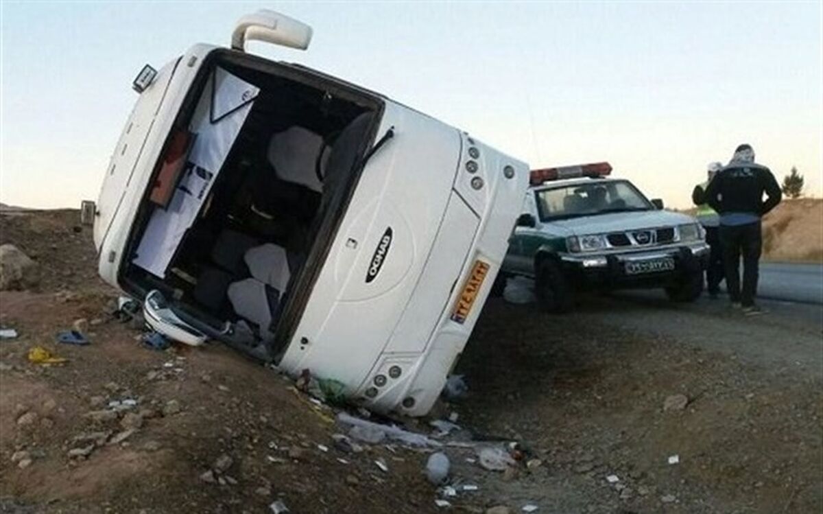 واژگونی اتوبوس در اتوبان رشت ۱۴ مصدوم بر جای گذاشت