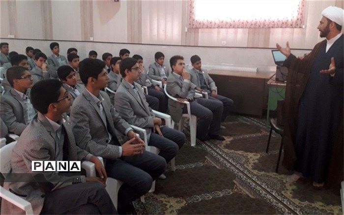 گرامیداشت هفته وقف در دبیرستان شهید ذوالفقاری میبد