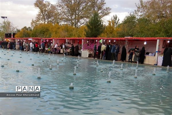 برگزاری جشنواره انار در باغ صدری شهرستان تفت در یزد