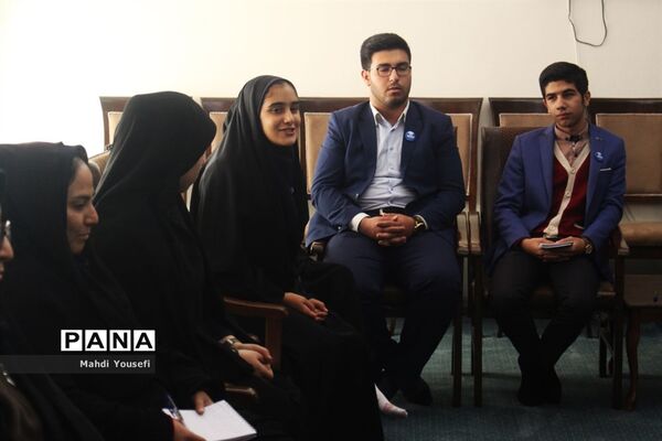 دیدار  دانش‌آموزان خبرنگار پانا با نماینده ولی فقیه در آذربایجان شرقی