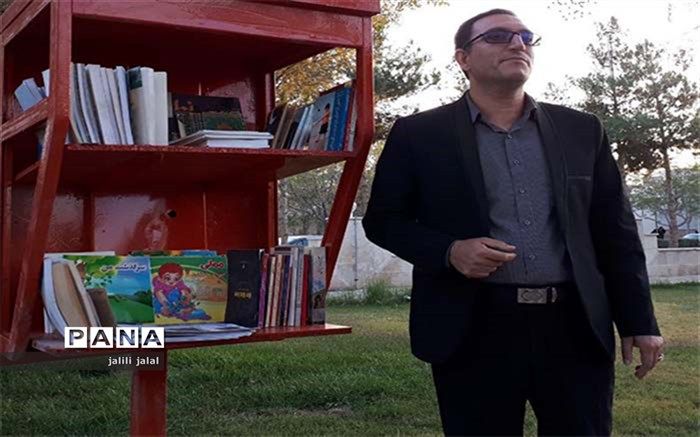 اهدای کتاب به مانند پرواز آگاهی و دانش و دانایی در جامعه انسانی است