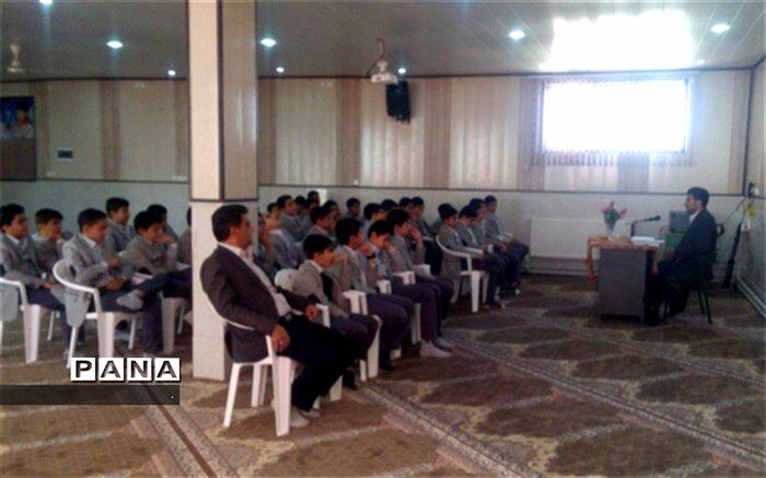 حضور کارشناس اداره بیمه در دبیرستان شهید ذوالفقاری میبد