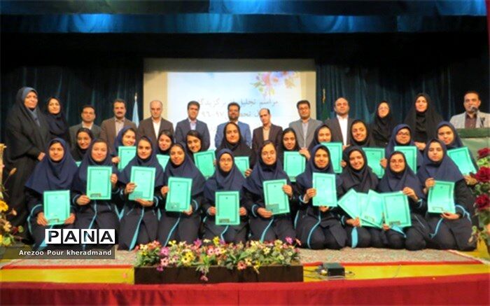 تجلیل از برگزیدگان دبیرستان فرزانگان دوره اول