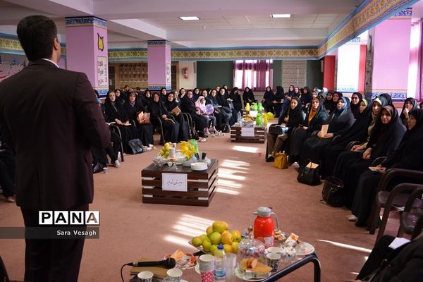 جلسه هم اندیشی مدیران و آموزگاران در شهریار