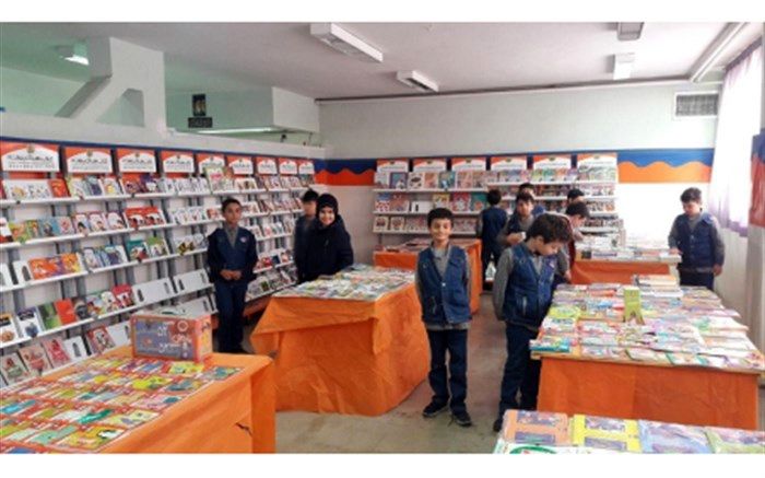 برپایی  نمایشگاه کتاب در دبستان پسرانه هما منطقه 5