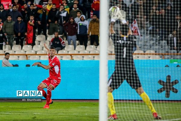 دیدار تیم‌های فوتبال پرسپولیس و پیکان
