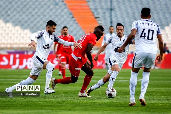 دیدار تیم‌های فوتبال پرسپولیس و پیکان
