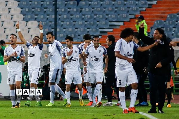 دیدار تیم‌های فوتبال پرسپولیس و پیکان