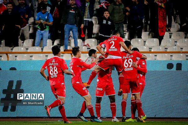 دیدار تیم‌های فوتبال پرسپولیس و پیکان