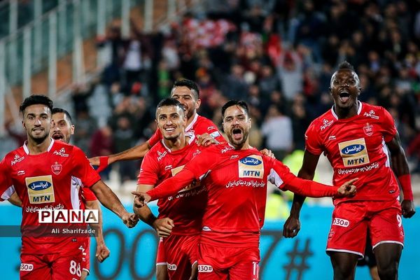 دیدار تیم‌های فوتبال پرسپولیس و پیکان