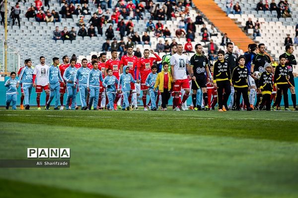 دیدار تیم‌های فوتبال پرسپولیس و پیکان