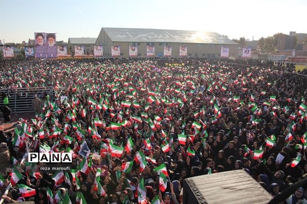 استقبال مردم خوی از رئیس جمهوری