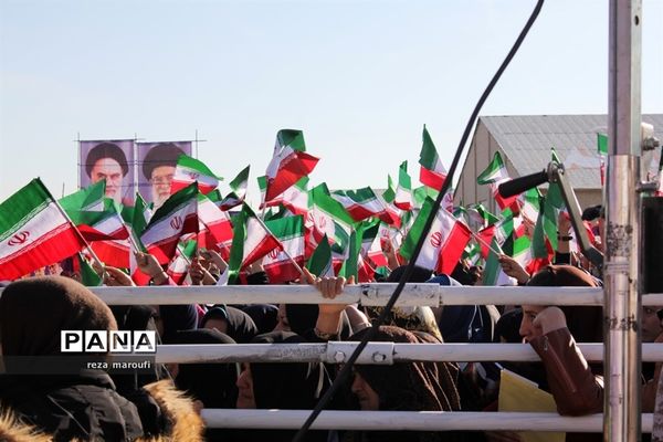 استقبال مردم خوی از رئیس جمهوری