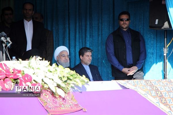 استقبال مردم خوی از رئیس جمهوری