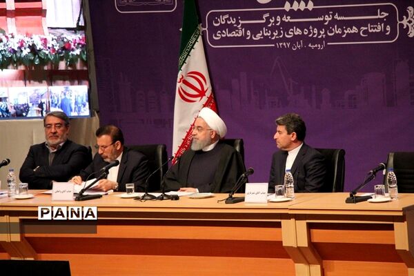 جلسه توسعه و برگزیدگان و افتتاح همزمان  پروژه‌های زیر بنایی و اقتصادی