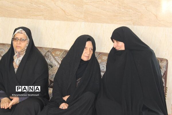 دیدار خادمین مسجد مقدس جمکران از خانواده شهید حرم استان بوشهر