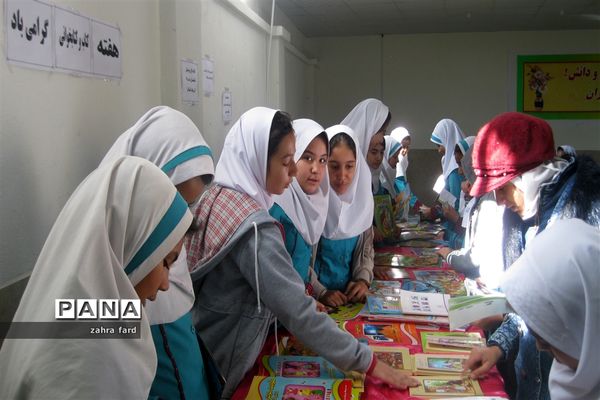 نهادینه کردن فرهنگ کتاب و کتابخوانی در نی ریز