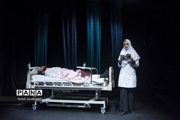 اجرای نمایش «سوختن در آب غرق شدن در آتش»