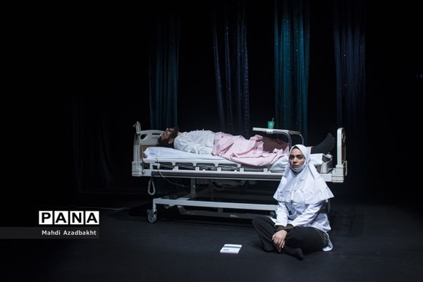 اجرای نمایش «سوختن در آب غرق شدن در آتش»