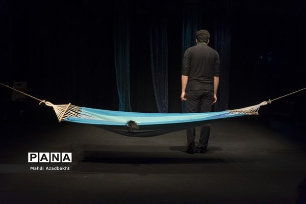 اجرای نمایش «سوختن در آب غرق شدن در آتش»