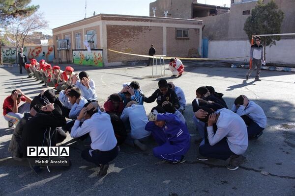 بیستمین مانور سراسری زلزله در دبیرستان متوسطه اول سلمان فارسی  شهرستان بیرجند