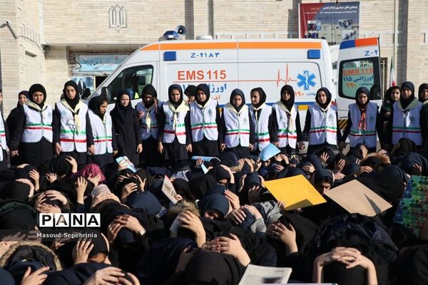 بیستمین مانور سراسری زلزله در هنرستان باقرالعلوم در تبریز