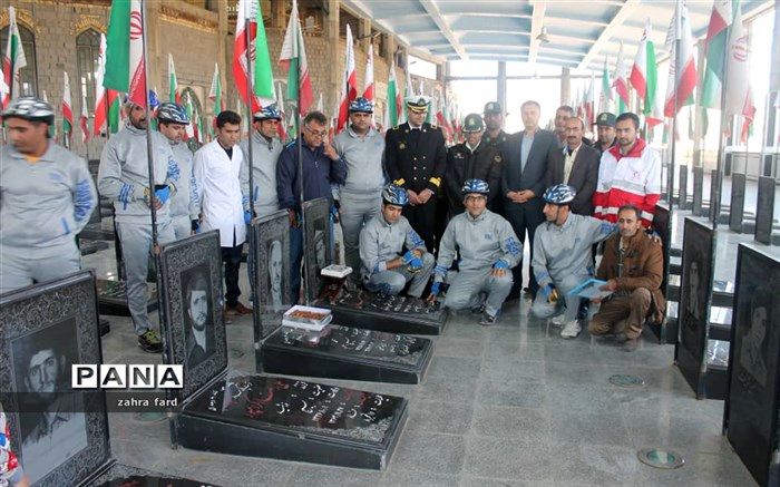 تجلیل از خانواده دو شهید نیروی دریایی شهرستان نی ریز توسط دوچرخه سواران نیروی دریایی سیرجان
