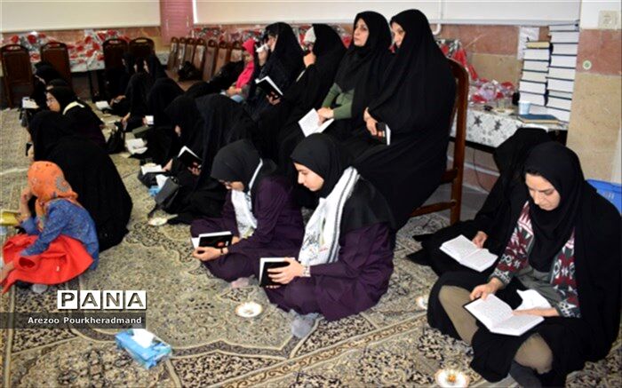 برگزاری دعای پرفیض ندبه دانش آموزی در دبیرستان فرزانگان حکیم زاده
