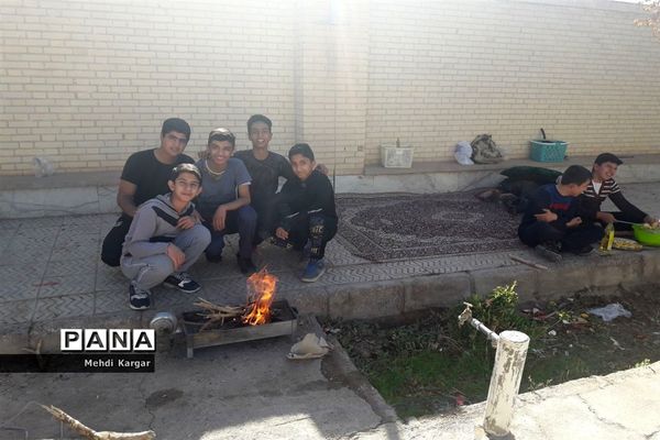 برگزاری اردوی شبی در مدرسه در دبیرستان شهید ذوالفقاری میبد در استان یزد
