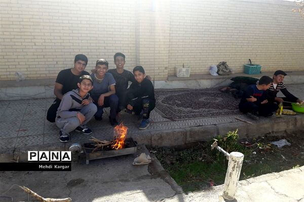 برگزاری اردوی شبی در مدرسه در دبیرستان شهید ذوالفقاری میبد در استان یزد