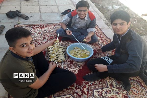 برگزاری اردوی شبی در مدرسه در دبیرستان شهید ذوالفقاری میبد در استان یزد