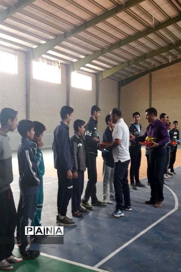 برگزاری اردوی شبی در مدرسه در دبیرستان شهید ذوالفقاری میبد در استان یزد