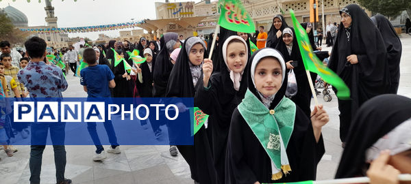 شادپیمایی دانش‌آموزان ابتدایی قم به‌مناسبت عید ولایت