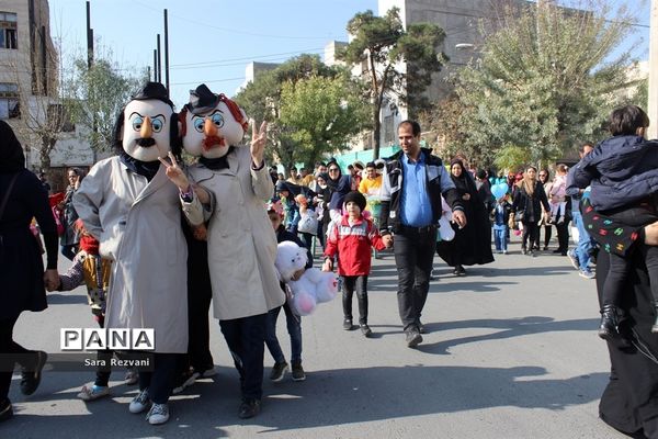 مراسم شادپیمایی کودکان با عروسکها در اسلامشهر