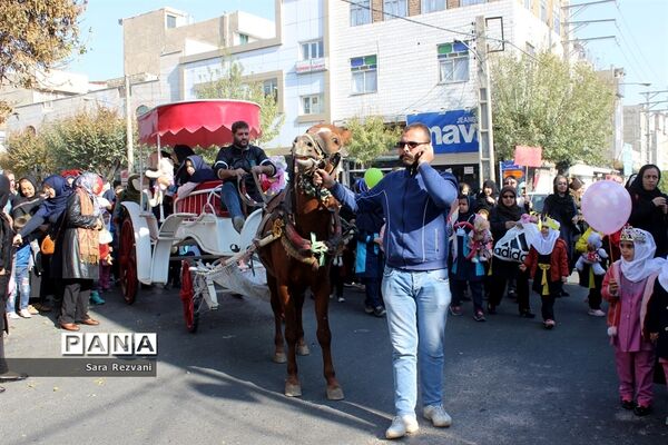 مراسم شادپیمایی کودکان با عروسکها در اسلامشهر