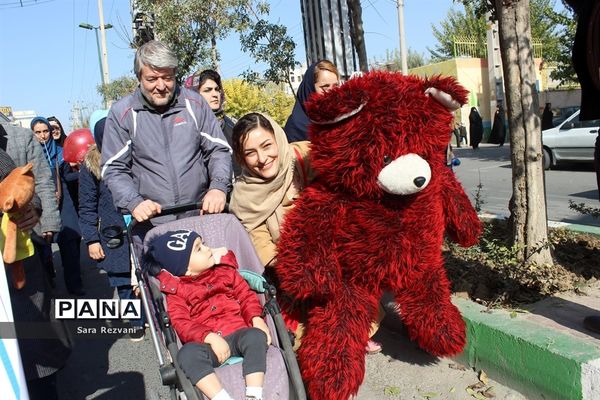 مراسم شادپیمایی کودکان با عروسکها در اسلامشهر