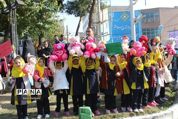 مراسم شادپیمایی کودکان با عروسکها در اسلامشهر